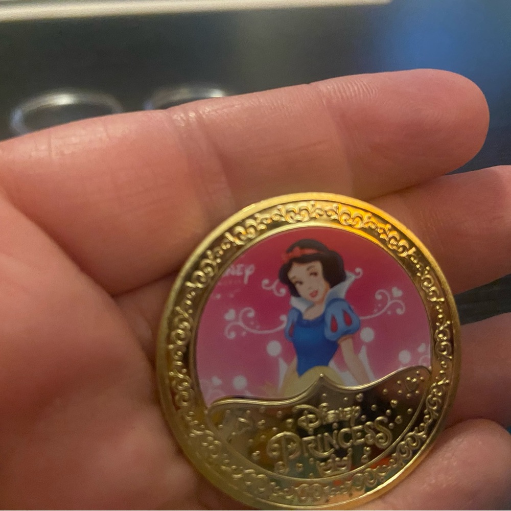 Disney Gold Commemorative Coin - Picture 4 of 8